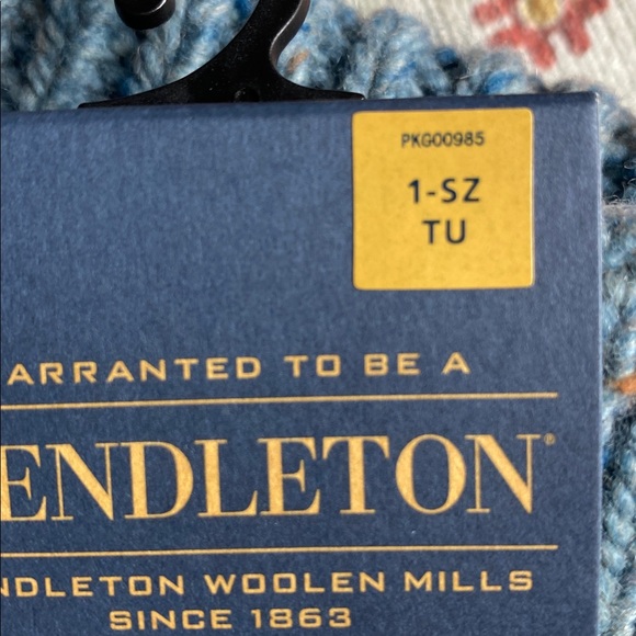 PENDLETON MERINO CABLE KNIT TEXTING GLOVE COLOR LIGHT AQUA
MERINO CABLE KNIT H… - Picture 3 of 4